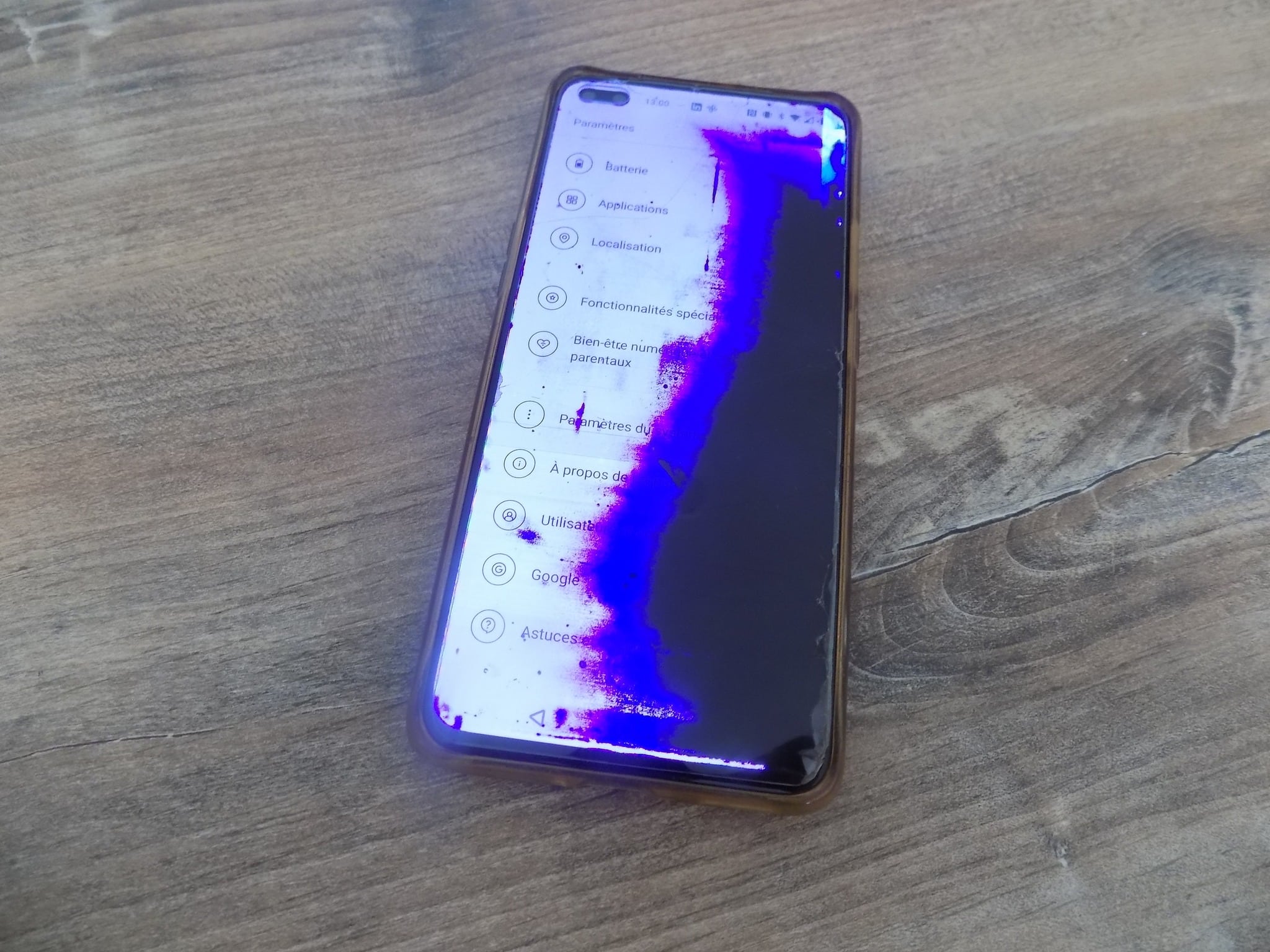 Téléphone avec un écran cassé fissuré