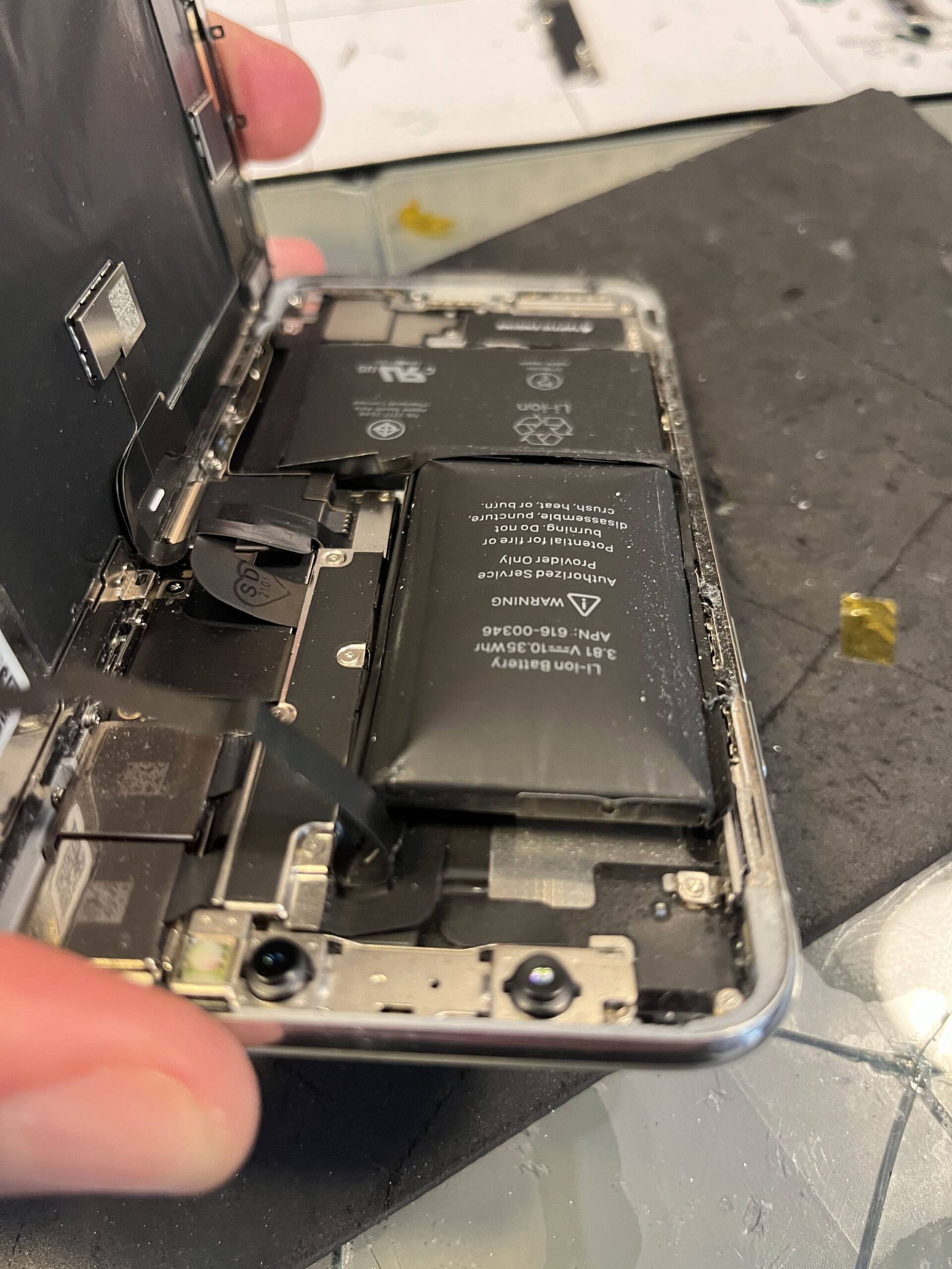 Batterie iPhone XS gonflée, exemple de batterie en fin de vie apportée à l'atelier iPhoenix