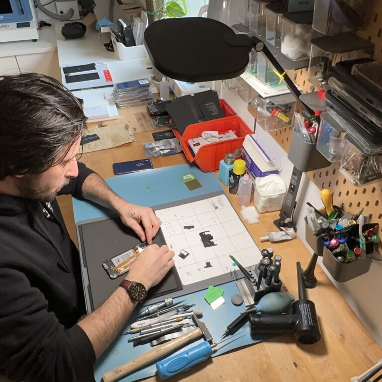 Réparateur smartphone à l'établi iPhoenix Saint-Saturnin-lès-Avignon