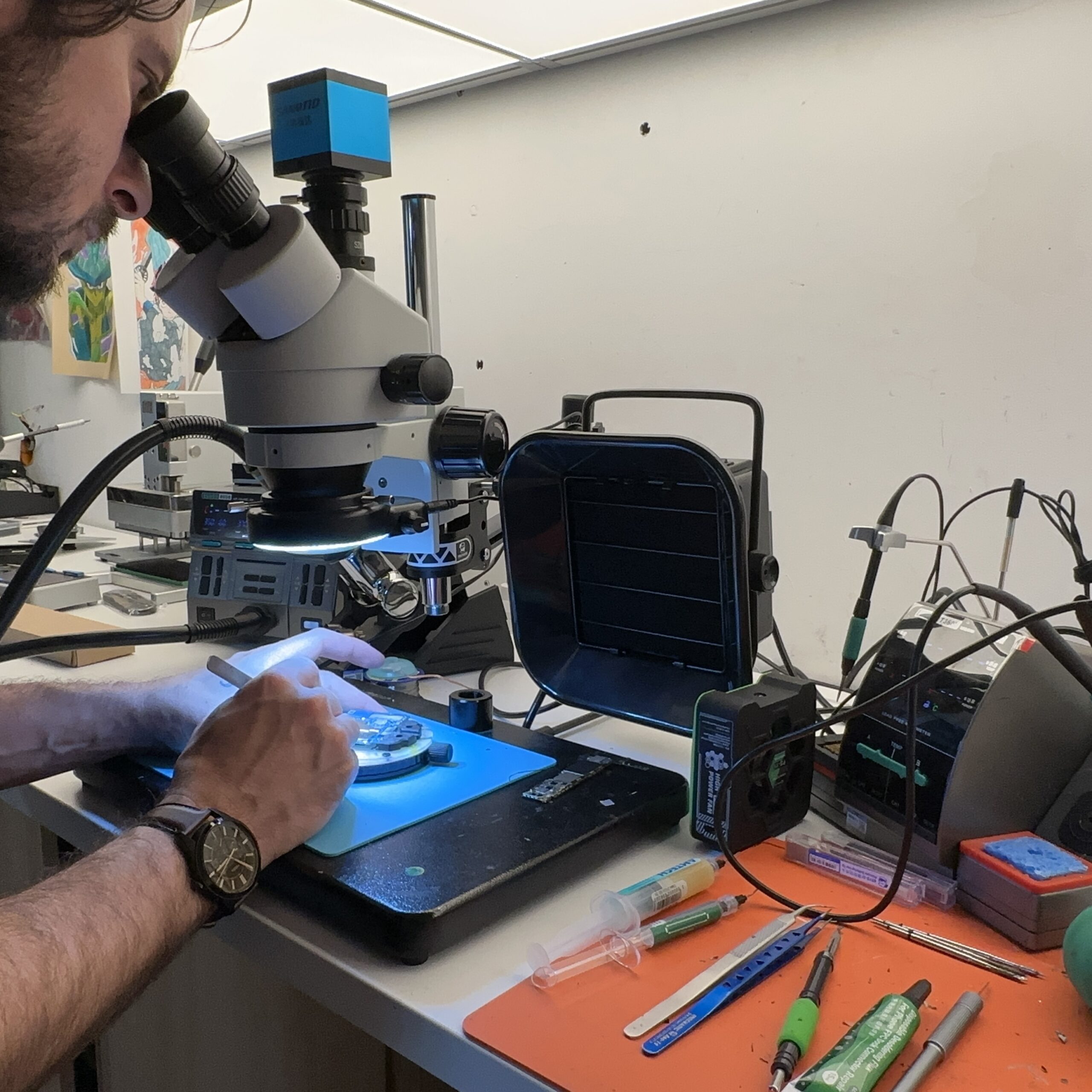 Florian au microscope dans l'atelier iPhoenix